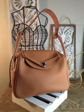 Leather Shoulder Handbag in Tan - Classic Women’s Bag